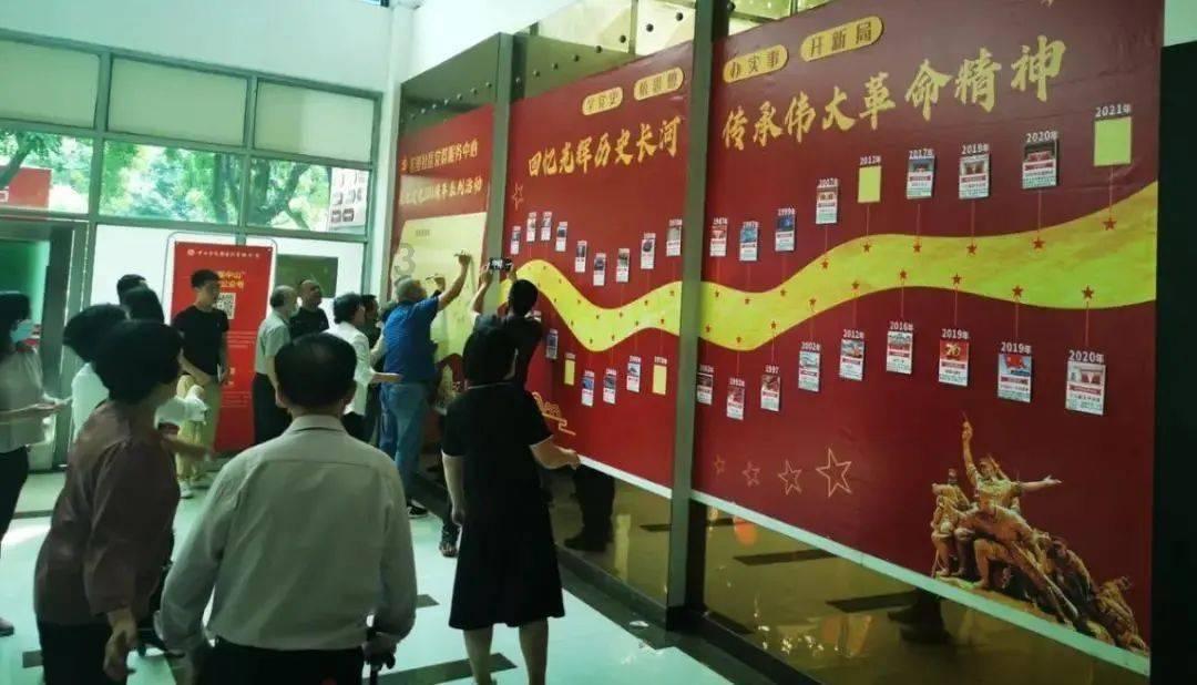 年轻人应不应该被无偿加班，无偿加班合理吗？游戏画面